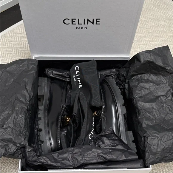CELINE Margaret Loafer with Triomphe Chain in Polished Black Leather - Picture 9 of 16